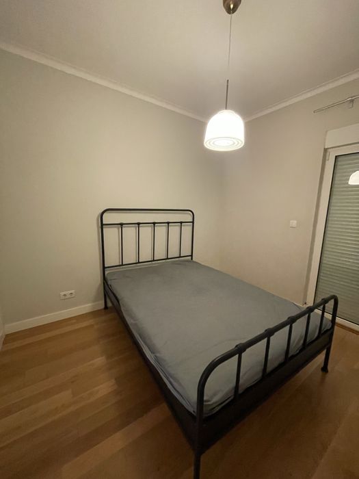 Estrutura de cama de casal e colchao