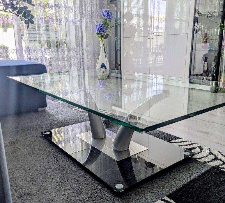 Elegancka ława z hartowanego szkła.