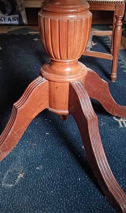 Mesa redonda, abre para oval com quatro cadeiras