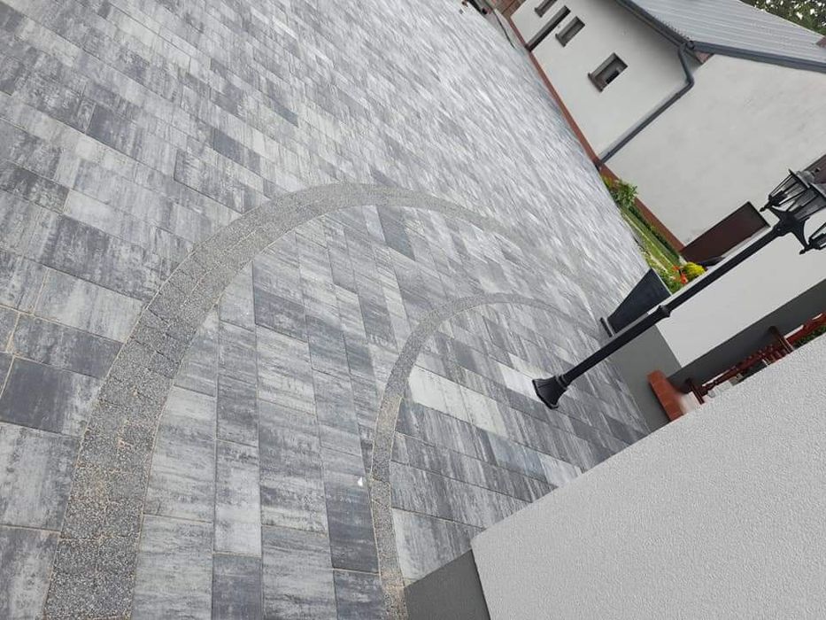 Układanie kostki brukowej Montaż ogrodzeń Minikoparka z wiertnica