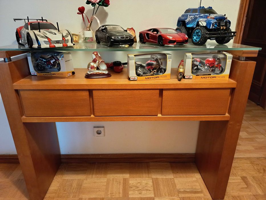 Móvel em madeira (consola)