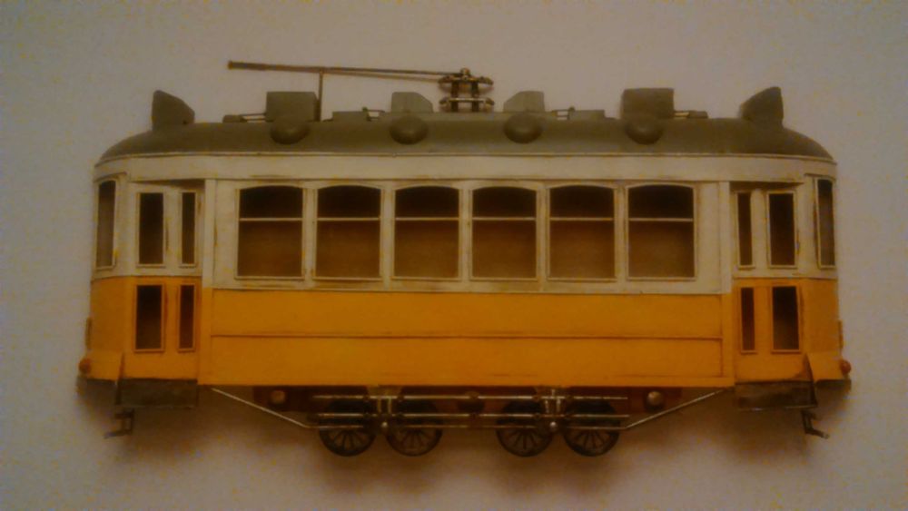 Elétrico de parede em metal pintado a acrílico (90cm x 45cm)