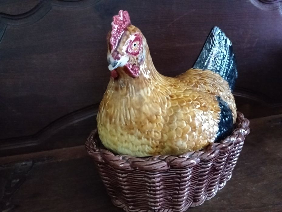 Terrina Galinha no Ninho – Bordallo Pinheiro (Faiança das Caldas)