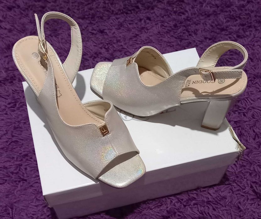 Buty na obcasie beżowo złote roz 37