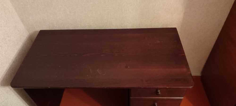 Стіл письмовий, в нормальному стані.