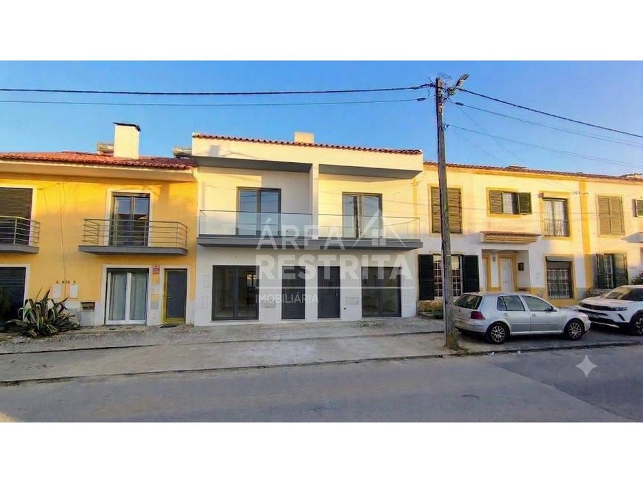 Moradia Em Banda T3 Nova Com Terraço E Churrasqueira - Quinta Do Conde
