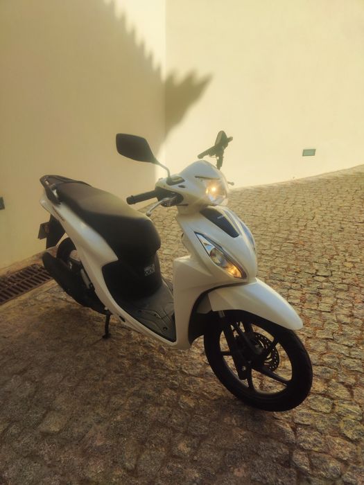 Honda Vision igual nova tudo 100%