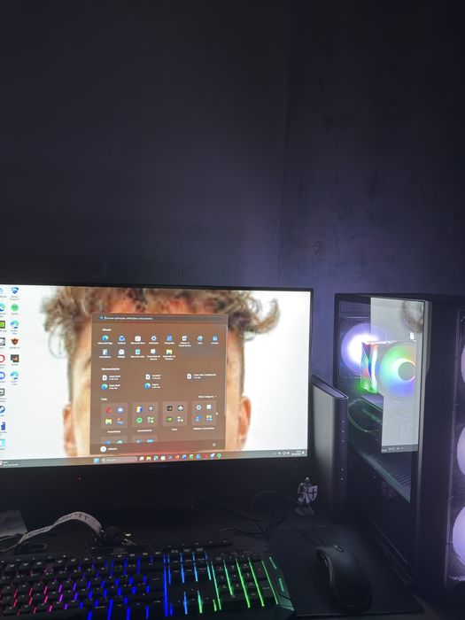 Pc gamer com monitor, teclado e rato