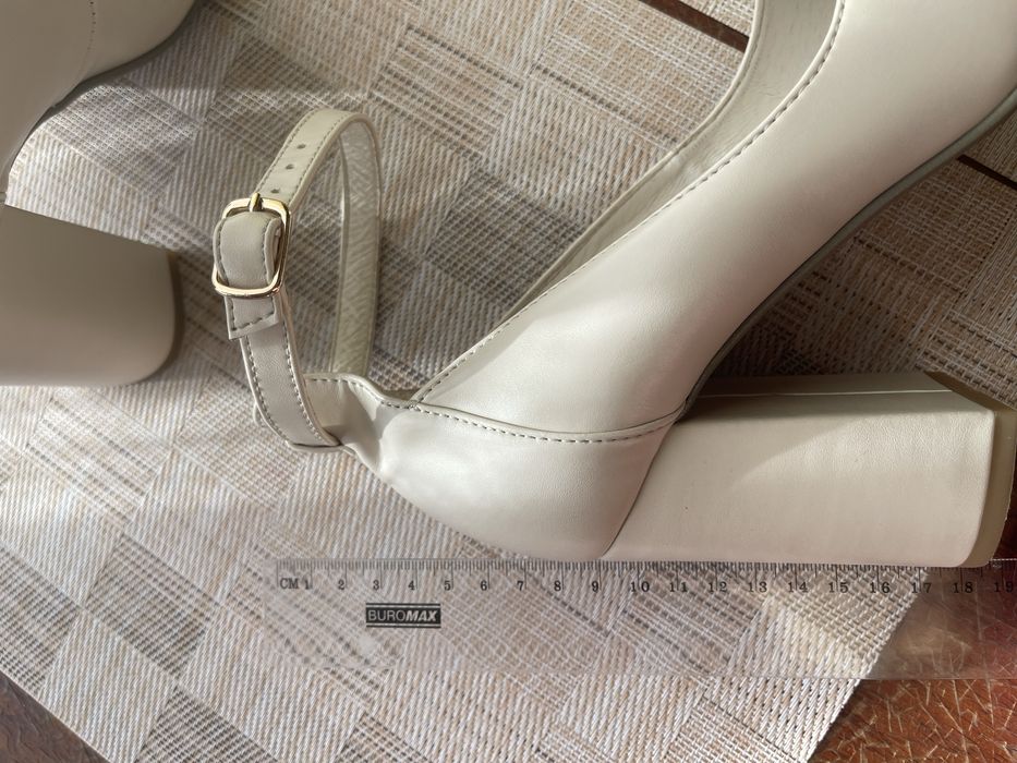 Туфлі на каблуку