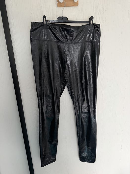 Lateksowe czarne spodnie leginsy damskie uniwersalne w bdb stanie