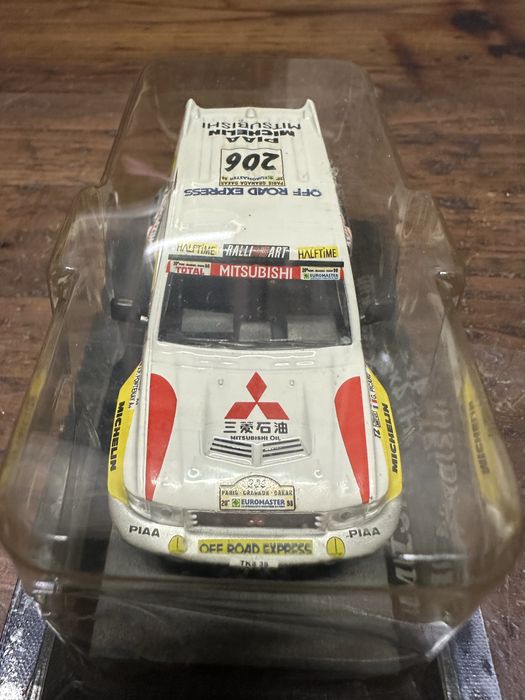 Miniatura á escala 1/43 do Citroen e Mitsubishi do Dakar da Altaya