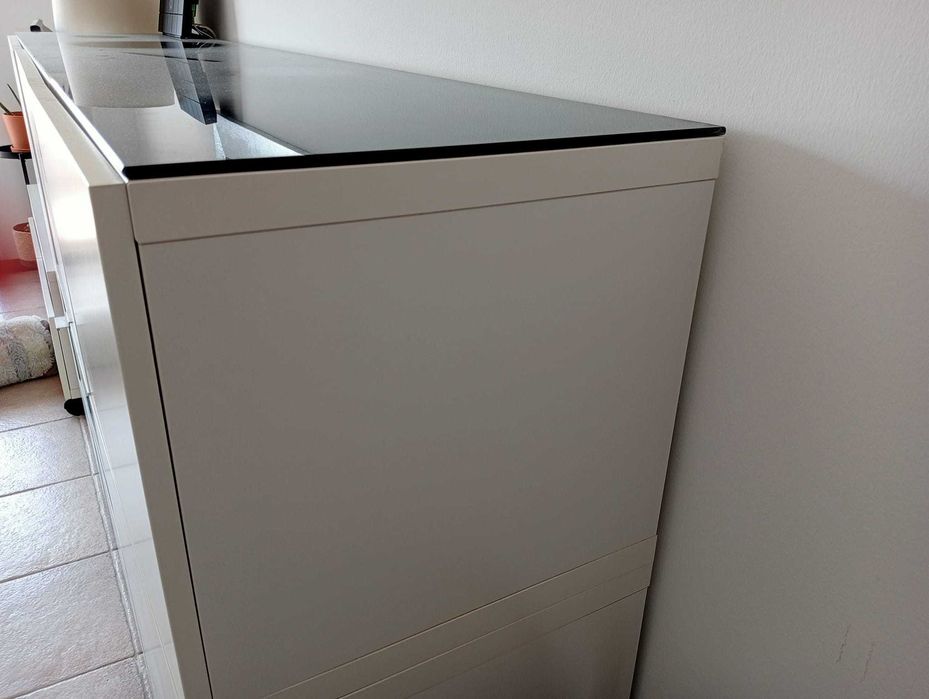 Aparador de sala IKEA modelo BESTA