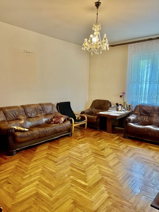 Продаж місткого напівособняка на тихій вулиці