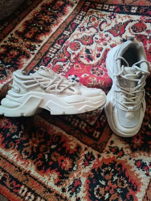 Продам взуття на дівчинку