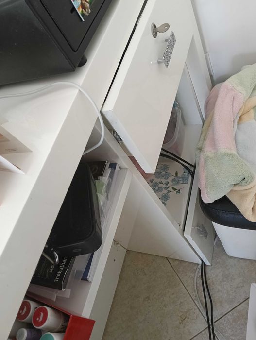 Balcão de recepção e mesa de estética