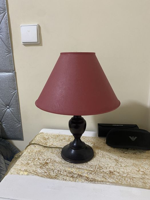 Candeeiro de cabeceira com pe de madeira .