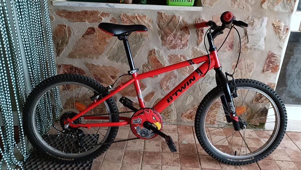 Vendo sofá cama Cadeira de secretária  Bicicleta de criança