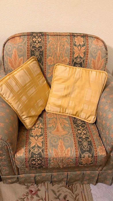 Poltrona em seda com banco pousa-pés