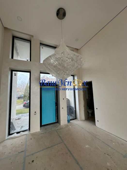 Продажа современного  дома с выходом на озеро. В городке.