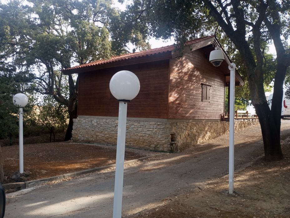 Villa composta de  3 casas:vivenda+ chalet de madeira+casa+ piscina