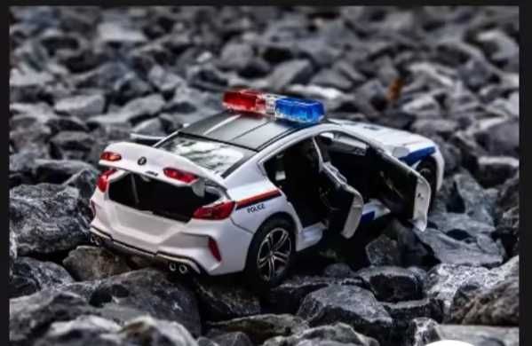 Metalowy model samochodu BMW M8 Police. samochód bez pudełka