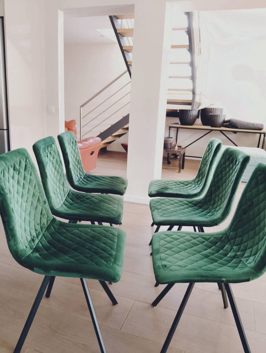 Mesa de jantar extensível com seis cadeiras de veludo