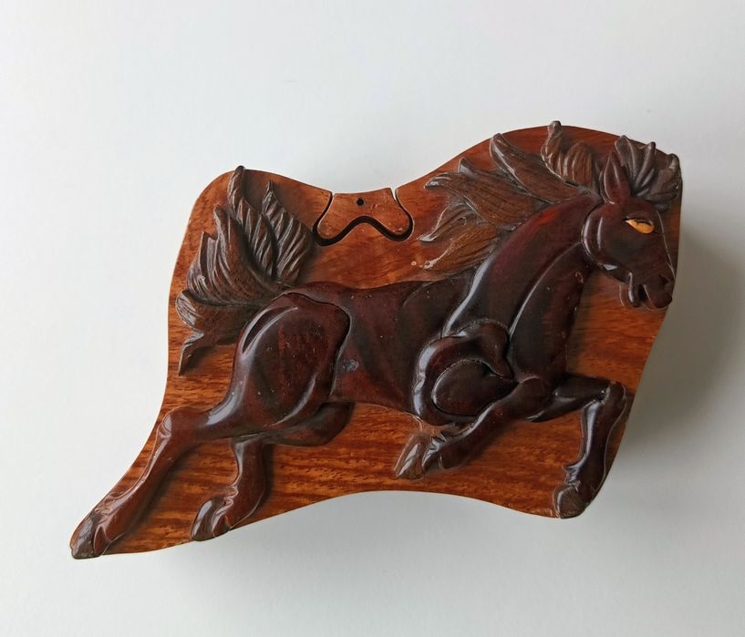 Шкатулка дерев'яна з секретом.