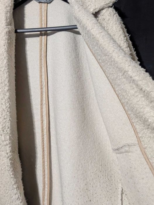 Płaszcz damski w guzełki boucle