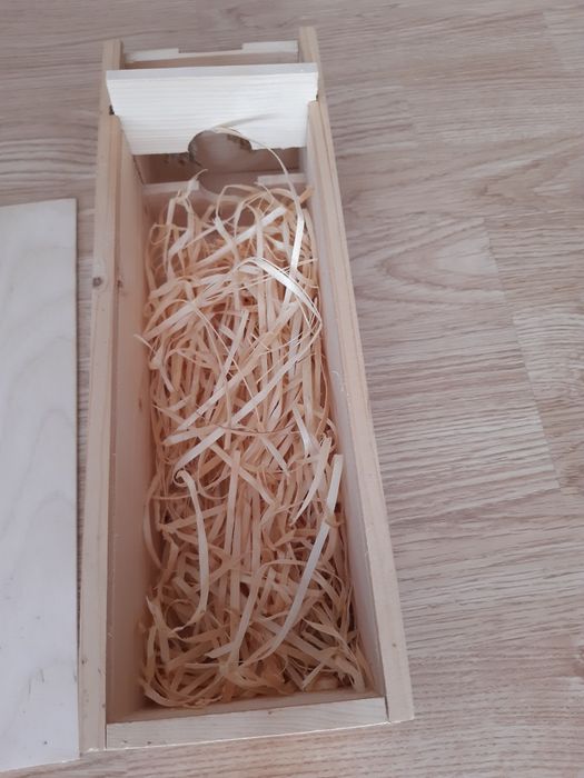 Sprzedam drewniane pudełko na wino