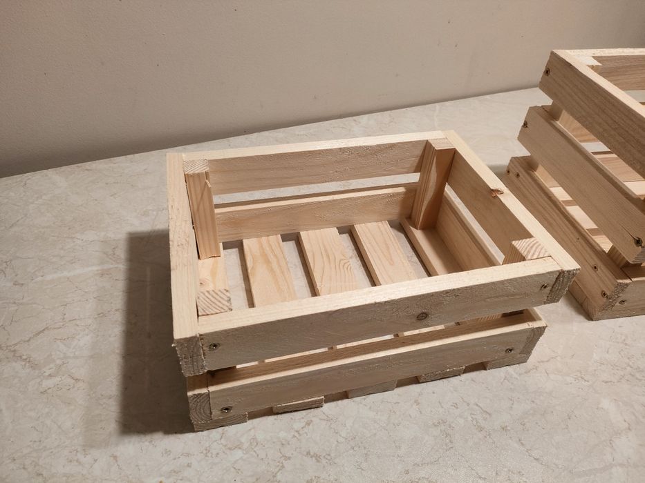 Skrzyneczka drewniana ozdobna, na kwiatki, przetwory sosnowa