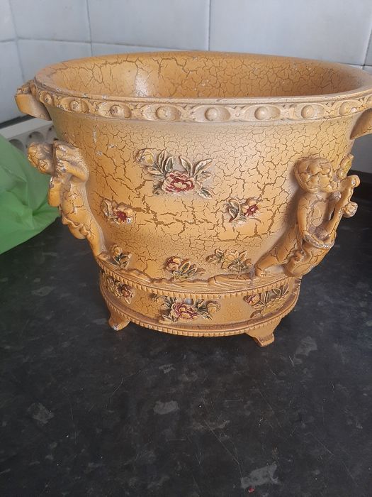 Vaso em Louça  com figuras