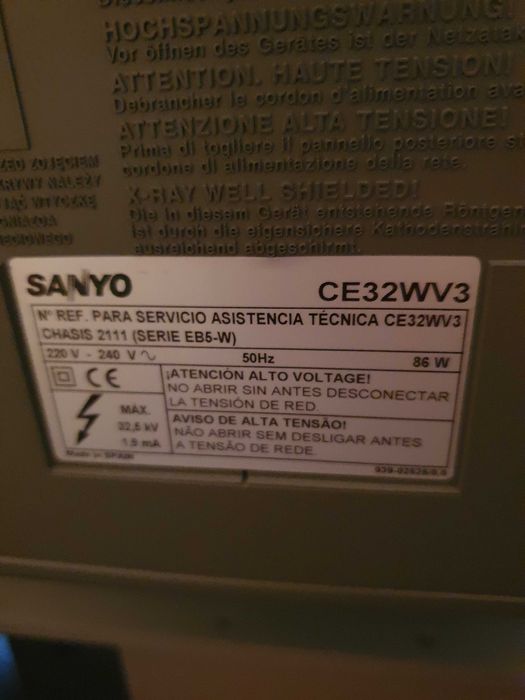 Televisao sanyo com som surround e movel tv