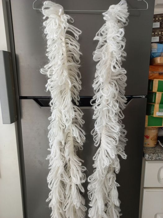 Cachecóis novos em lã branca e felpuda - artesanal.