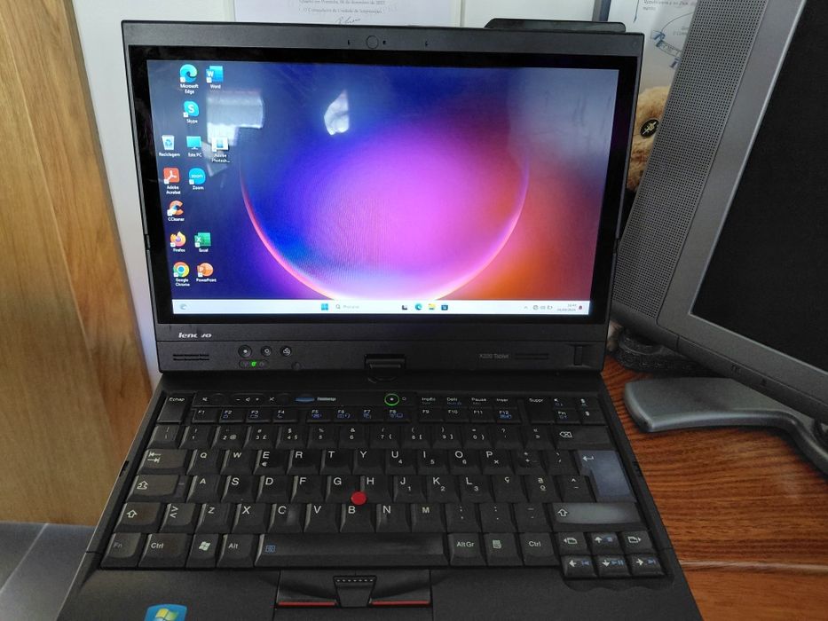 Lenovo Laptop Functions as a Tablet64298089796483123