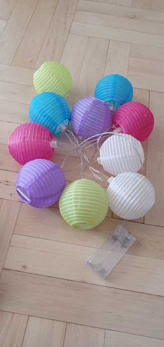 Zestaw lamp lampek, łańcuch solarny led i na baterie. Działa