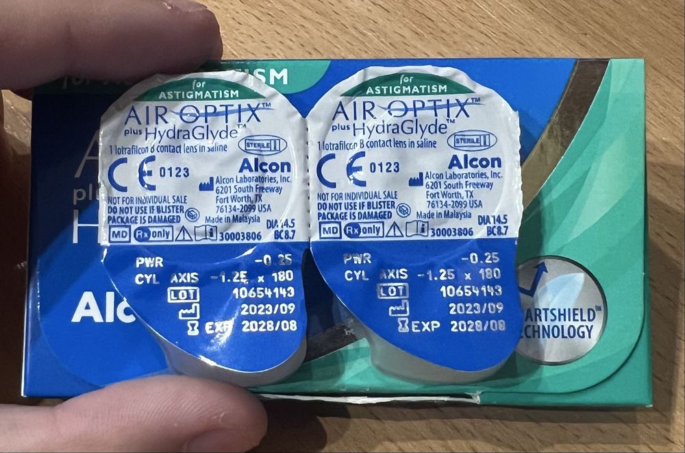 Лінзи Air Optix plus HydraGlyde for Astigmatism