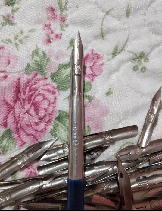 Перья   новые  .