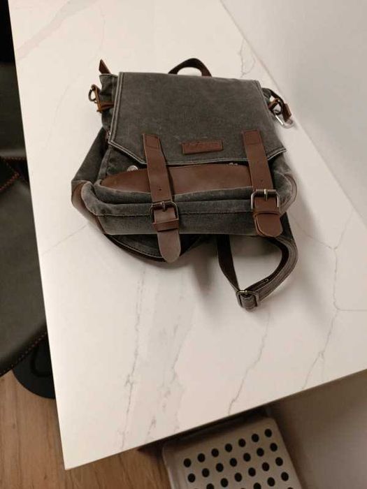 Mochila Grant em ganga com acabamentos em pele