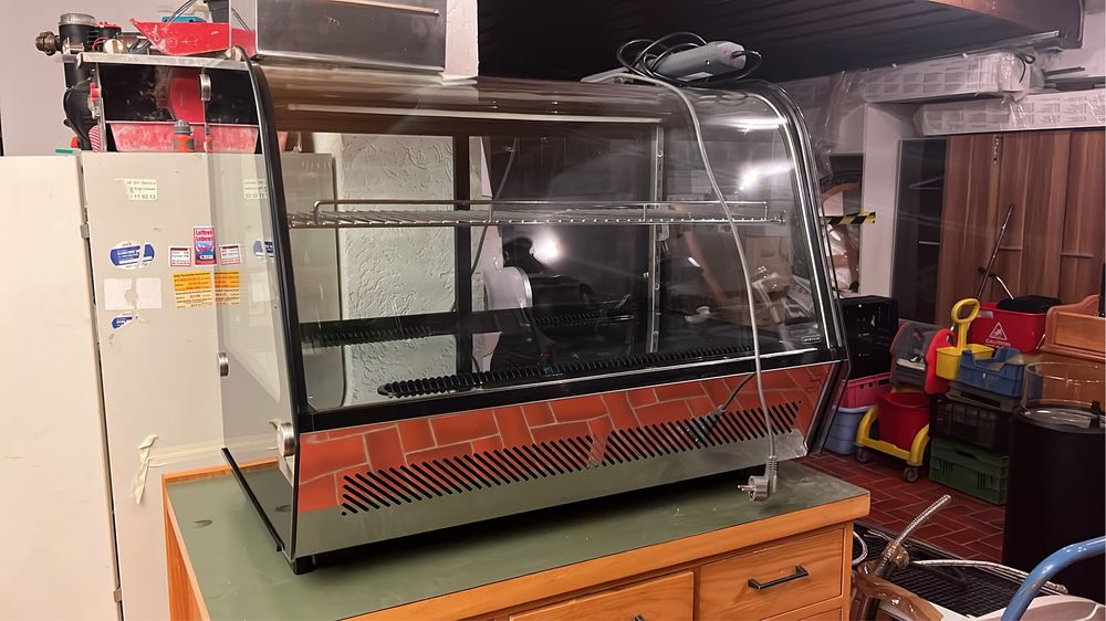 Вітрина холодильник для випічки , десертів