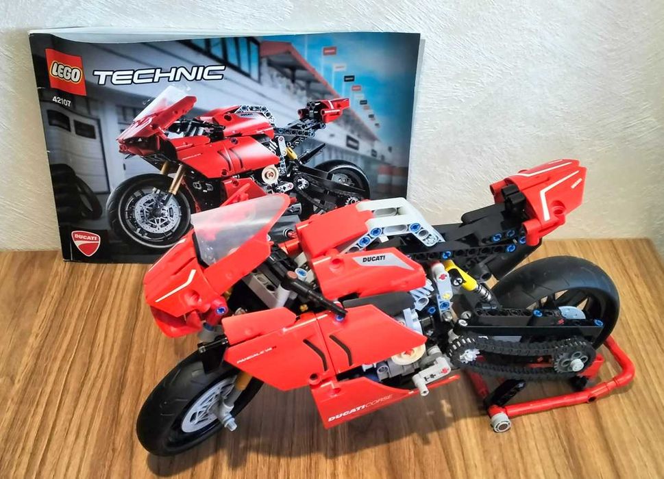 LEGO Technic 42107 Ducati Panigale V4 R