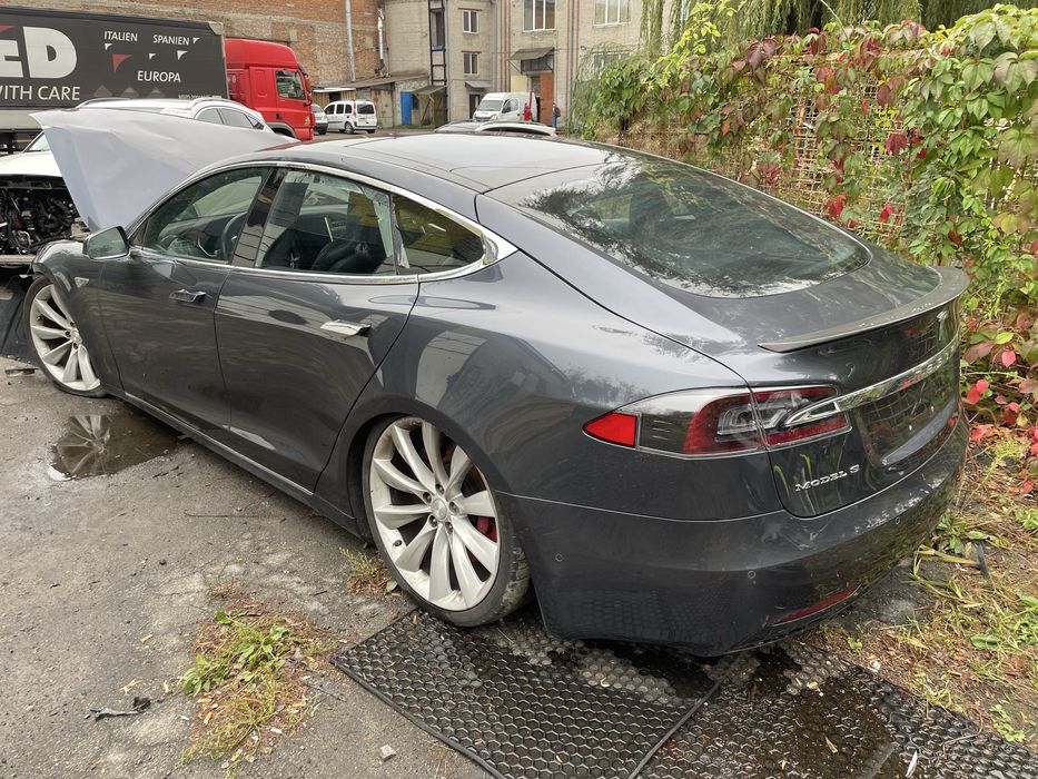 Tesla S 12-21р кузовні запчастини