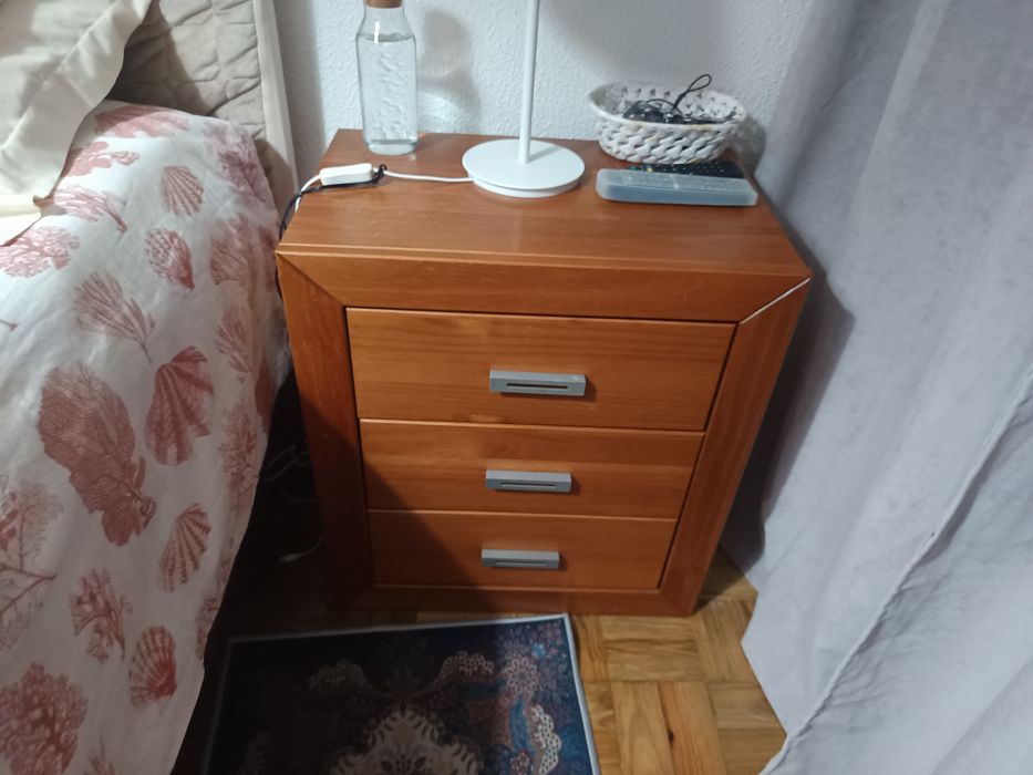 Cama Cómoda e duas mesinhas de cabeceira