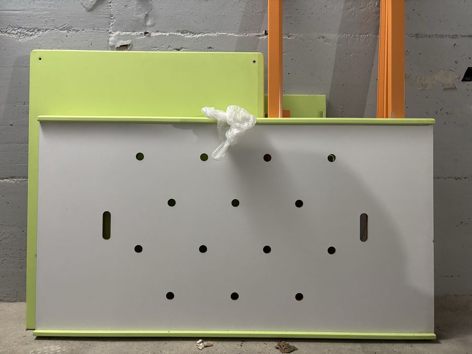 Cana de grades verde e laranja