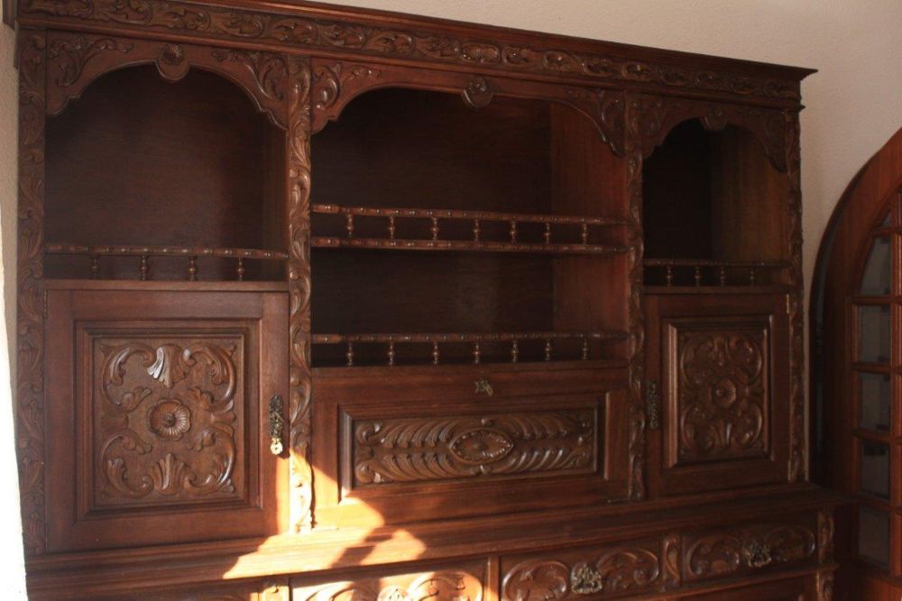 Móvel de sala em madeira maciça talhada.