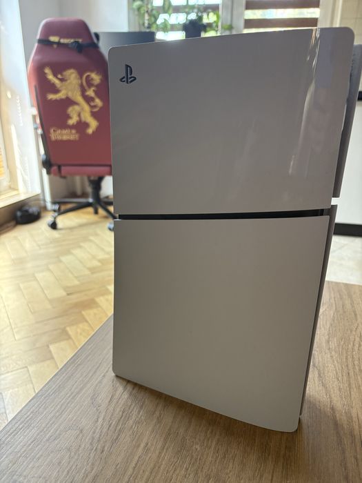 PS5 slim z napedem 1Tb 1 pad z orginalnym pudelkiem.