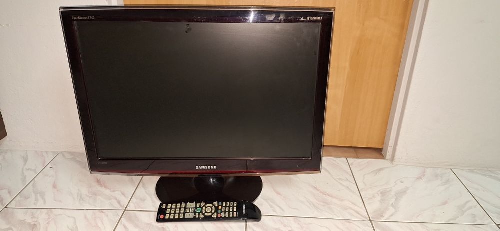 Tv Monitor Samsung T240 z podstawą i pilotem.