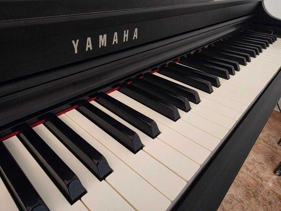 Yamaha CLP-625 + Banco Regulável + Auscultadores Sennheiser HD 559