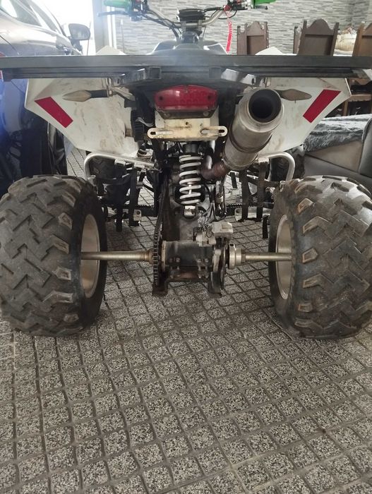 Moto 4 branca. Em bom estado