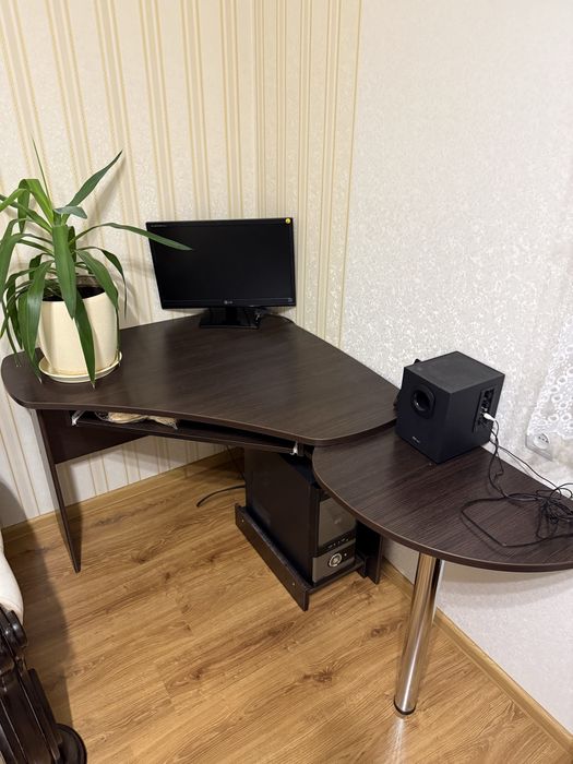 Кутовий компʼютерний стіл