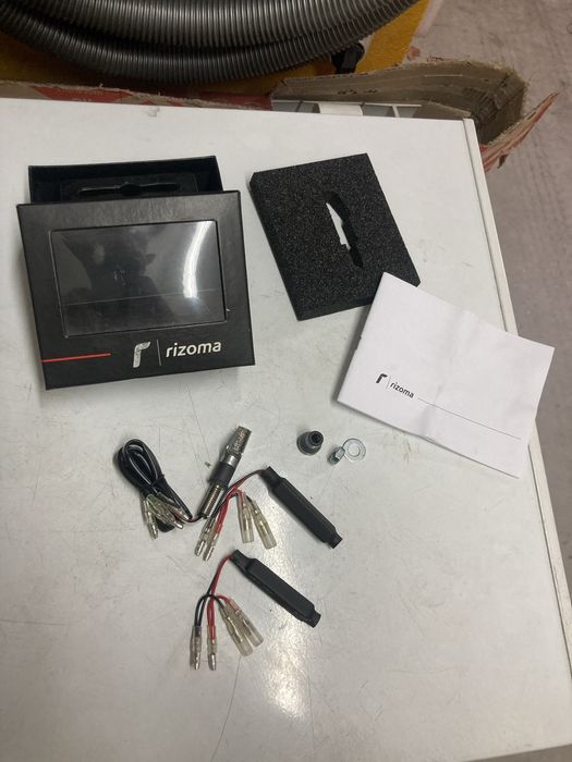 Rizoma - Piscas + luz de presença + luz de travão